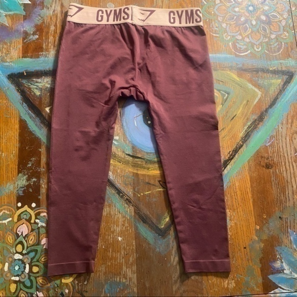 Really Clean Gym Shark Burgundy Leggings Size Small - Picture 2 of 6